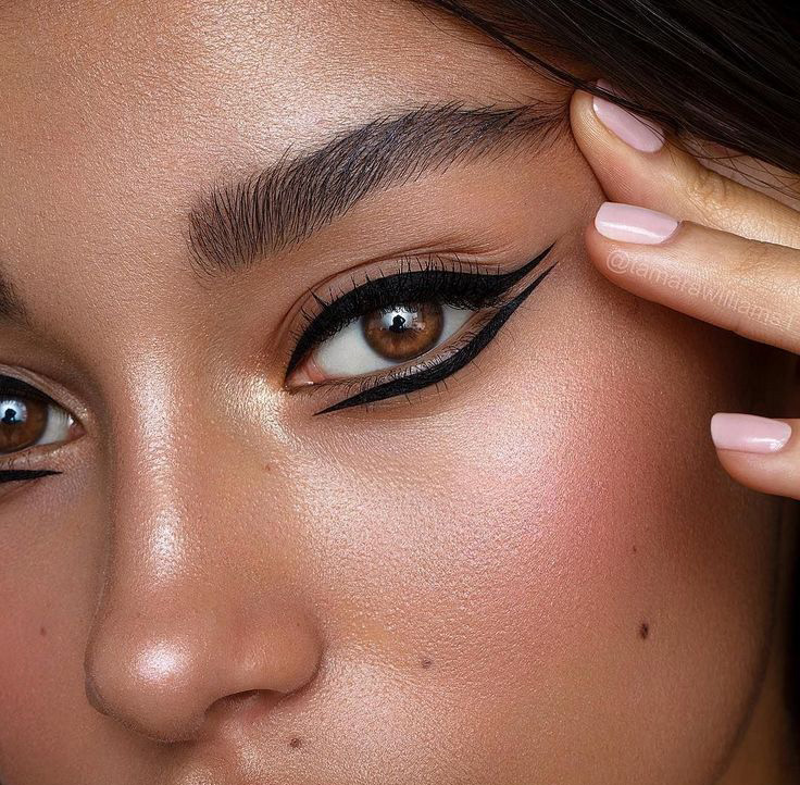 Eyeliner or Kohl: Which is the Better Choice?